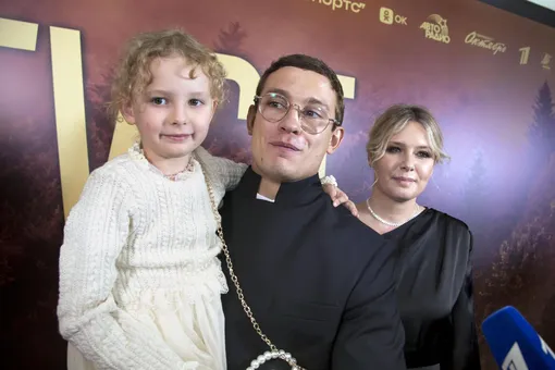 Никита Кологривый с бывшей женой и дочерью на премьере фильма «Август»