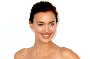 «Невеста сына Кейт Миддлтон!»: дочь Ирины Шейк с зонтиком произвела фурор