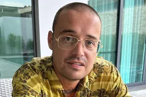 Рэпер Гуф подал милостыню старушке у входа в зал суда