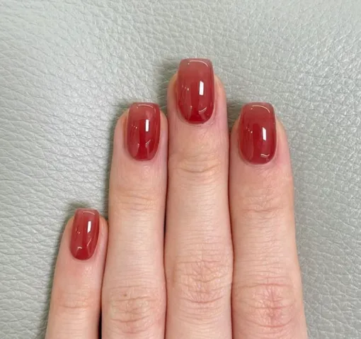 Кирпичный красный — один из самых популярных оттенков на весну-2026