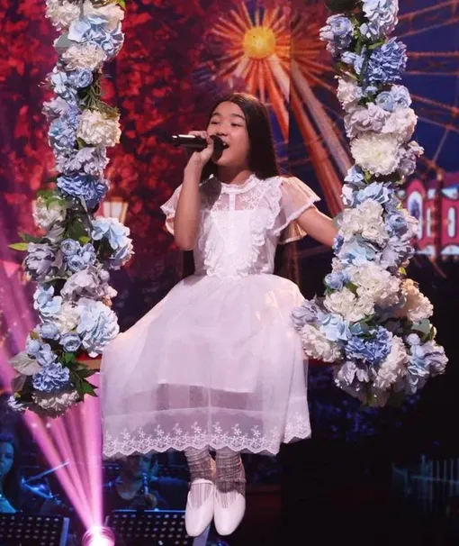 Жасмина Тузелова спела в суперфинале шлягер «Крылатые качели» Жасмина Тузелова спела в суперфинале шлягер «Крылатые качели»