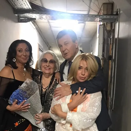 Алена Апина много времени посвящает работе и общению с коллегами Алена Апина много времени посвящает работе и общению с коллегами