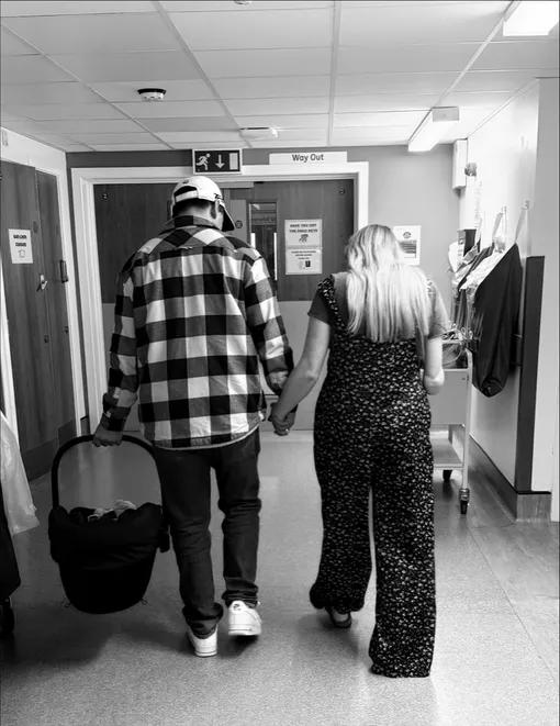 Мелисса Джонс с мужем и малышом