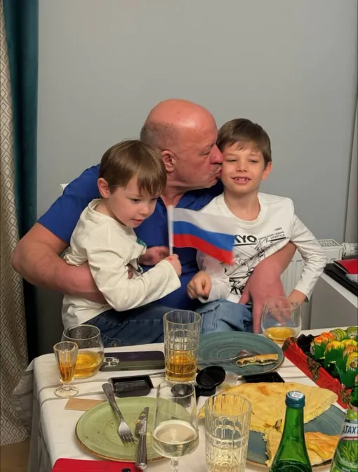 Василий Григорьевич Галич с внуками