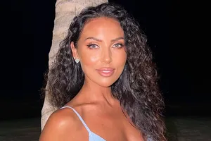 Алсу в сияющем платье небесного цвета снялась на берегу океана Алсу в сияющем платье небесного цвета снялась на берегу океана