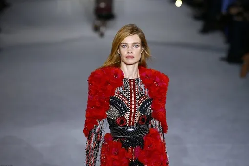 35-летняя Наталья Водянова произвела фурор на показе Balmain в Париже 35-летняя Наталья Водянова произвела фурор на показе Balmain в Париже