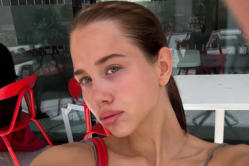 «Нас все снимали!»: невеста Григория Лепса в топе и шортиках села на шею молодому человеку на вечеринке