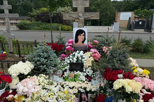 Как выглядит могила Анастасии Заворотнюк в годовщину похорон актрисы Как выглядит могила Анастасии Заворотнюк в годовщину похорон актрисы