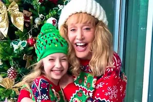 Алла Пугачева и ее младшая дочь в парных нарядах снялись у новогодней ёлки Алла Пугачева и ее младшая дочь в парных нарядах снялись у новогодней ёлки