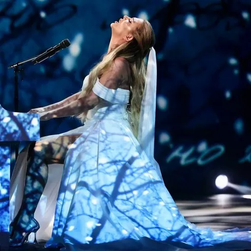 Анна Седокова исполнила песню, сидя за белым роялем