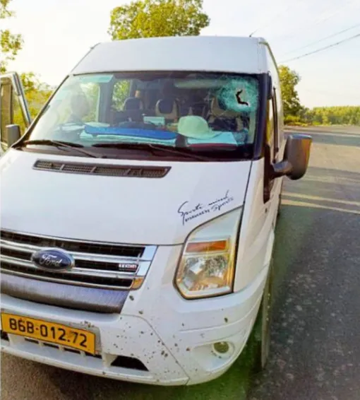 Выпавший из кузова встречного грузовика камень пробил лобовое стекло, пролетел через весь салон и попал в россиянку