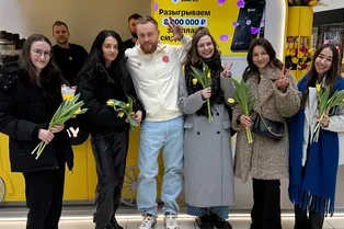 Неожиданно и приятно: Евгений Чебатков поздравил женщин с 8 марта в ТЦ «Авиапарк»