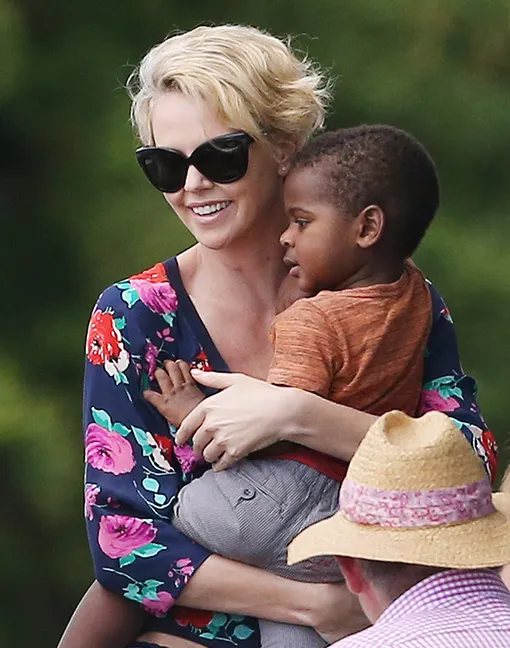 Шарлиз Терон с сыном Джексоном