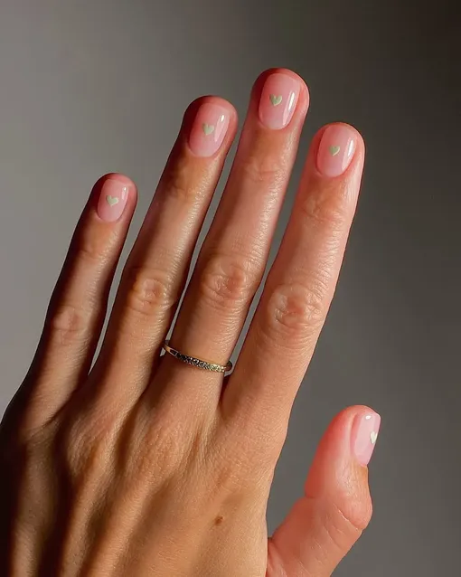 Нюдовый маникюр с сердечками