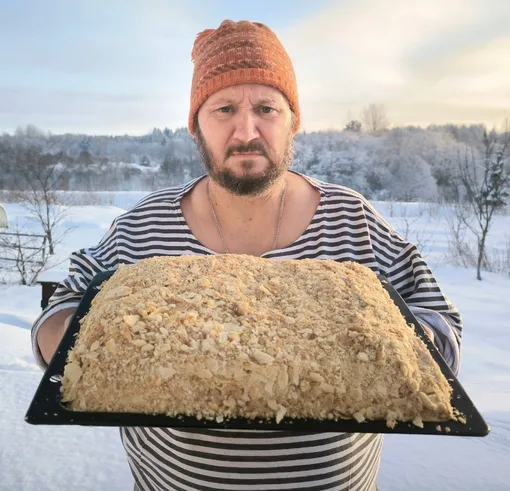 Максим Сырников с тортом «Наполеон» Максим Сырников с тортом «Наполеон»