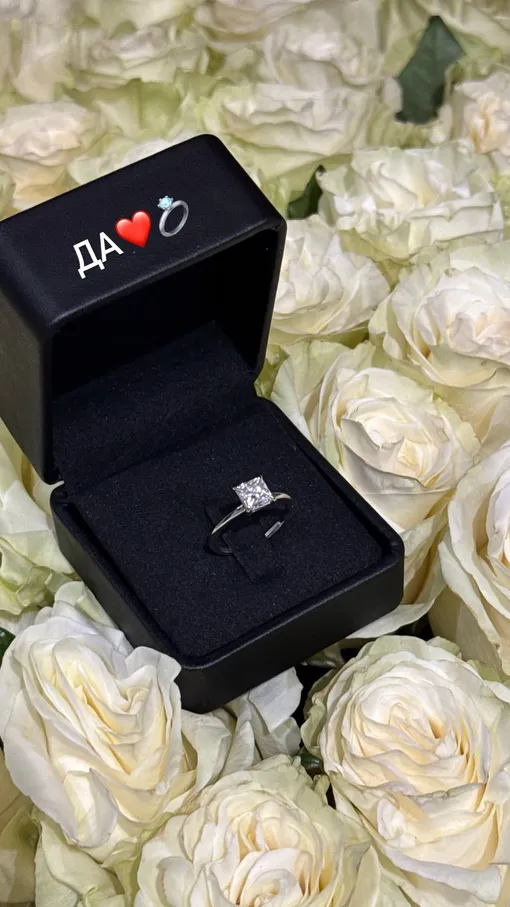 Карина Кросс похвасталась помолвочным кольцом