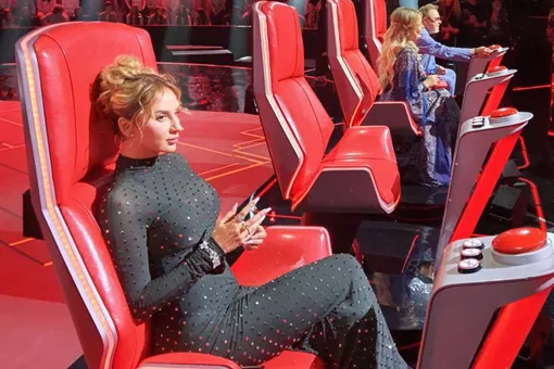 Приехала в полупрозрачном платье, обняла Ильдара Абдразакова: фото и видео появления Анны Асти на съемках шоу «Голос» Приехала в полупрозрачном платье, обняла Ильдара Абдразакова: фото и видео появления Анны Асти на съемках шоу «Голос»