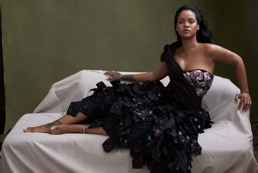 Платье удачно подчеркнуло пышные формы исполнительницы Платье удачно подчеркнуло пышные формы исполнительницы