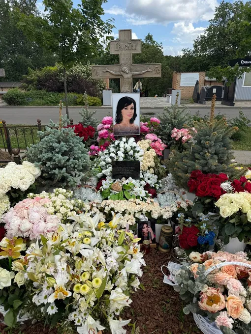 Могила одной из самых красивых актрис России утопает в цветах Могила одной из самых красивых актрис России утопает в цветах