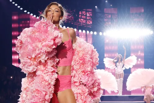 Натуральность в тренде: как повторить трендовый маникюр ангелов Victoria's Secret Натуральность в тренде: как повторить трендовый маникюр ангелов Victoria's Secret