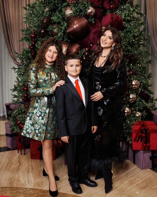 Жасмин с дочерью Маргаритой и младшим сыном Мироном