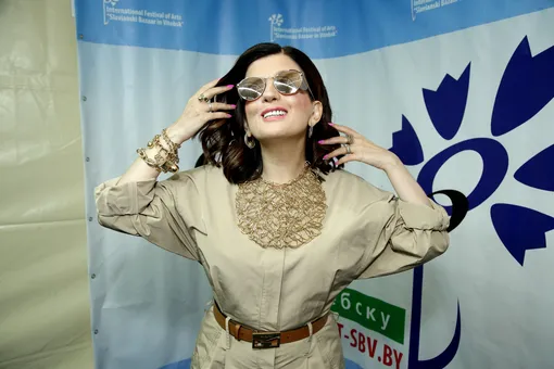 Почти всегда Диана Гурцкая носит темные очки – дома, на улице, во время выступлений и выходов в свет Диана Гурцкая