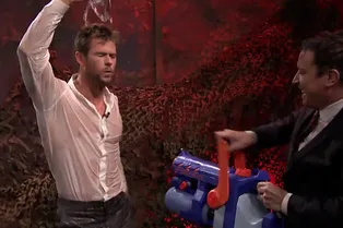 Джимми Фэллон заставил Криса Хемсворта танцевать в мокрой рубашке