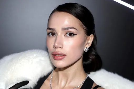 «Я извиняюсь за свой внешний вид и оговорку»: Алина Загитова показала японский клинок, который ей подарили на Новый год «Я извиняюсь за свой внешний вид и оговорку»: Алина Загитова показала японский клинок, который ей подарили на Новый год