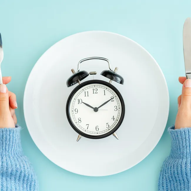 Полный гид по интервальному голоданию: когда и что есть, чтобы похудеть