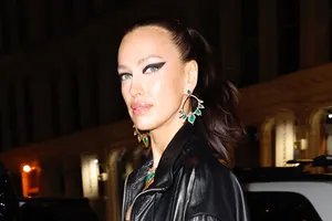 10 эффектных фото — Ирину Шейк с макияжем в стиле вамп и в кожаной куртке сняли папарацци