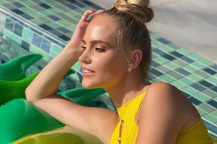 «А грудь не убежит?»: Глюкоза с декольте до талии эротично позировала в Испании «А грудь не убежит?»: Глюкоза с декольте до талии эротично позировала в Испании