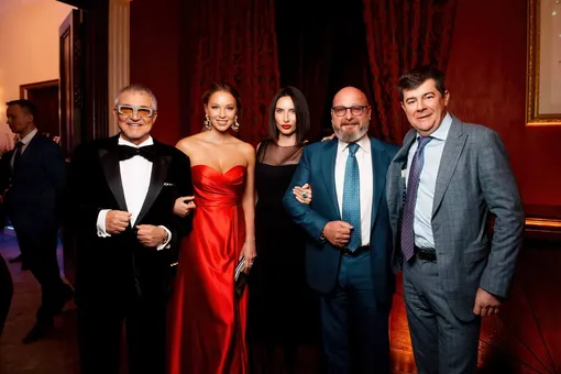 Дмитрий и Полина Дибровы с гостями праздника