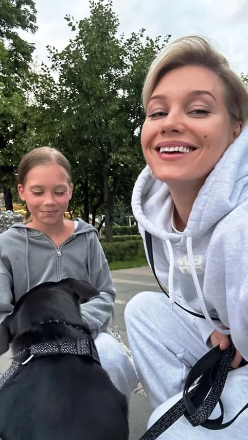 Кристина Асмус с дочерью на прогулке