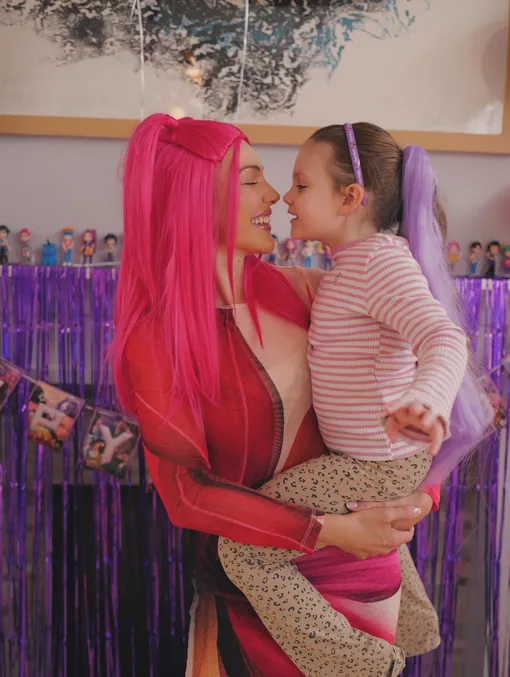 Мерьем Узерли с младшей дочерью Мерьем Узерли с младшей дочерью