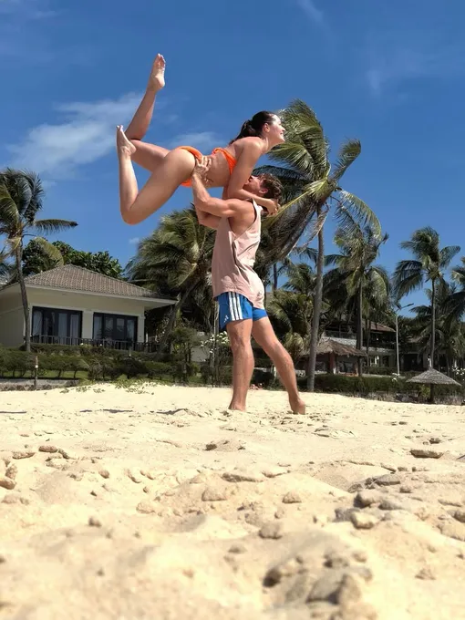 Александр Головин поднял жену на руки