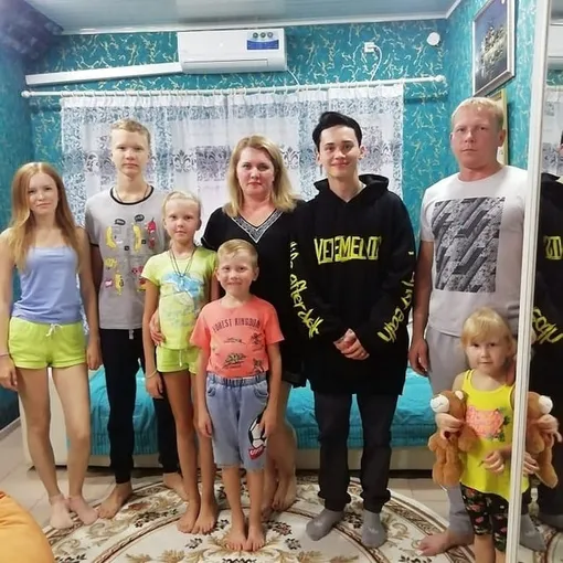 Даня Милохин с большой приемной семьей у них дома Даня Милохин с большой приемной семьей у них дома