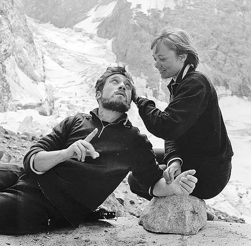 Владимир Высоцкий и Лариса Лужина на съемках фильма «Вертикаль» Владимир Высоцкий и Лариса Лужина на съемках фильма «Вертикаль»