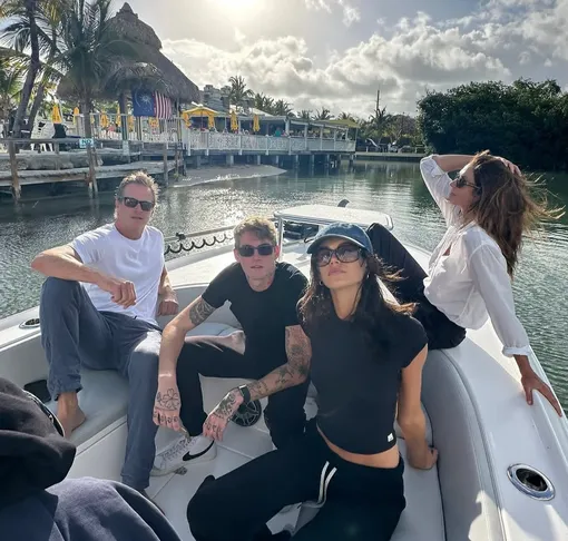 Рэнди Гербер и Синди Кроуфорд с сыном Пресли и дочерью Кайей