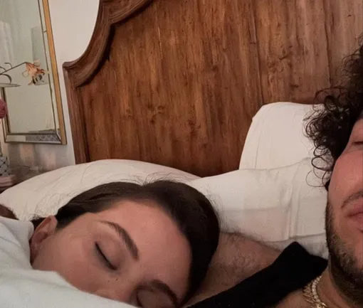 Селена Гомес дремала, прижавшись к Бенни Бланко