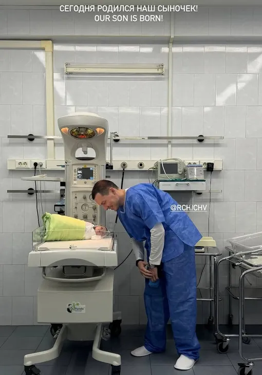 Новорожденный с отцом Новорожденный с отцом