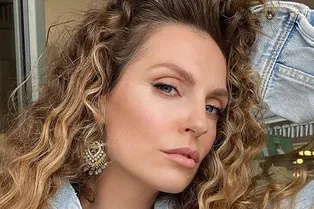 Кокетка с точеной фигурой: Саша Савельева расстегнула платье на пляже Кокетка с точеной фигурой: Саша Савельева расстегнула платье на пляже