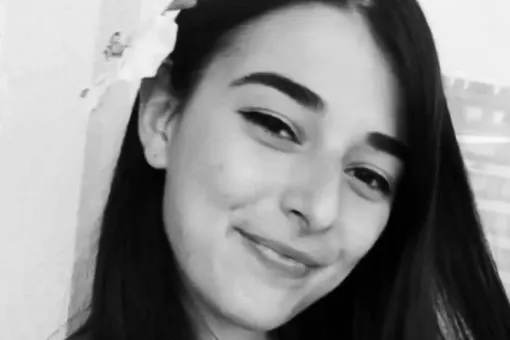Стюардесса Аврора Манискалко погибла, упав в балкона в Вене: мать девушки обвиняет ее бойфренда Стюардесса Аврора Манискалко погибла, упав в балкона в Вене: мать девушки обвиняет ее бойфренда