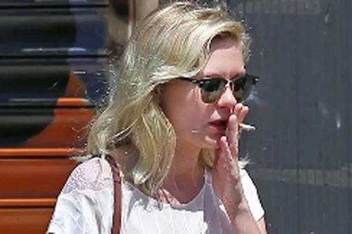 Кирстен Данст курит!