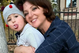 «Удивительные красавицы!»: Анна Банщикова с дочерью кокетливо позировали в парке «Удивительные красавицы!»: Анна Банщикова с дочерью кокетливо позировали в парке