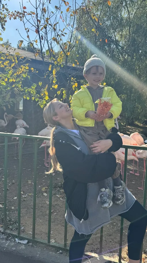 Катя Кищук с улыбкой смотрела на сына Рейна