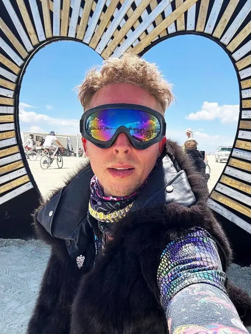 Вадим Круглов привез на Burning Man свою инсталляцию Вадим Круглов привез на Burning Man свою инсталляцию