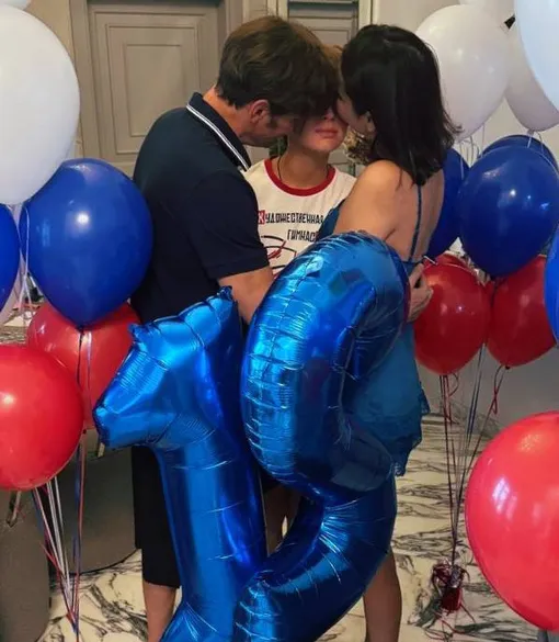 Павел Воля и Ляйсан Утяшева с сыном Павел Воля и Ляйсан Утяшева с сыном