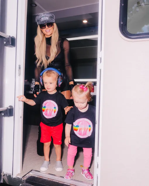 Пэрис Хилтон с детьми на отдыхе