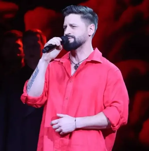 Алексей Смирнов исполнил песню «Кони привередливые»