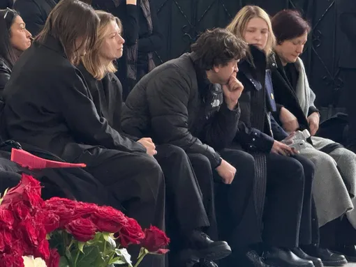 Родные Александра Олейникова на его похоронах